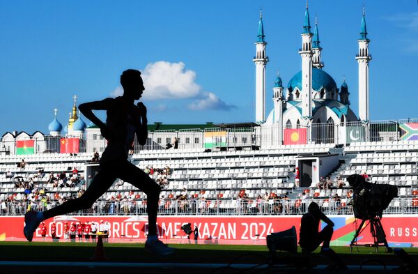 Vđv Debesai Desale Teklemariam (Eritrea) trong trận chung kết 5000m nam tại BRICS Games ở Kazan - Sputnik Việt Nam