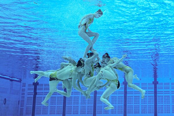 Vận động viên của đội tuyển CHDCND Triều Tiên biểu diễn trong chương trình miễn phí của cuộc thi bơi đồng bộ theo nhóm tại Thế vận hội BRICS ở Kazan - Sputnik Việt Nam