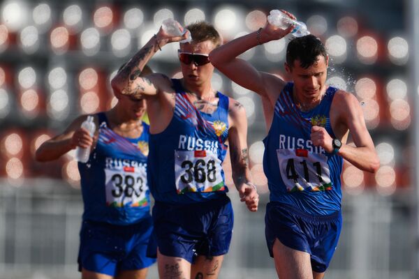 Từ trái sang phải: Vasily Mizinov (Nga), Sergei Kozhevnikov (Nga), Sergei Hirobokov (Nga) trong trận chung kết nội dung đi bộ 10.000 mét nam tại BRICS Games ở Kazan - Sputnik Việt Nam