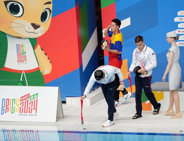 Người đoạt giải nội dung nhảy cầu 3 mét nam tại BRICS Games tại lễ trao giải (từ trái sang phải): Alexander Cherepakhin (Nga) - huy chương đồng, Jesus Eduardo Gonzalez Reygues (Venezuela) - huy chương bạc, Nikita Shleicher (Nga) - Huy chương vàng - Sputnik Việt Nam