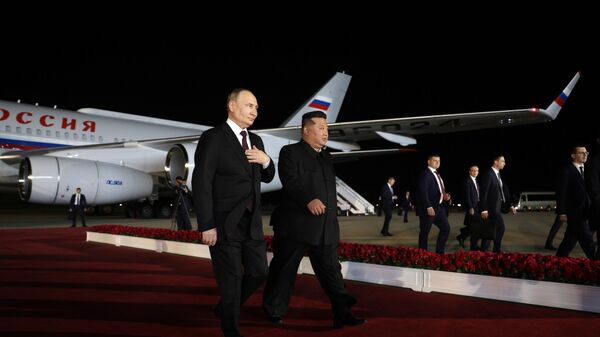 Hai ông Putin và Kim Jong-un bắt đầu cuộc hội đàm cùng với các thành viên phái đoàn