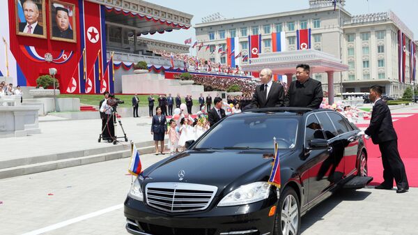 Tổng thống Nga Vladimir Putin và Chủ tịch Bộ Ngoại giao nước Cộng hòa Dân chủ Nhân dân Triều Tiên Kim Jong-un trong lễ đón chính thức tại Quảng trường Kim Nhật Thành ở Bình Nhưỡng - Sputnik Việt Nam