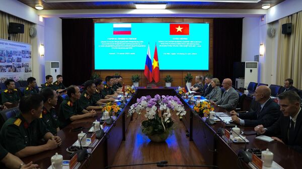 Phó Thủ tướng Dmitry Chernyshenko đến thăm và làm việc tại Trung tâm Nhiệt đới Việt Nga ngày 19/6/2024 - Sputnik Việt Nam