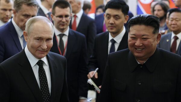 Tổng thống Nga Vladimir Putin và Chủ tịch Bộ Ngoại giao nước Cộng hòa Dân chủ Nhân dân Triều Tiên Kim Jong-un - Sputnik Việt Nam