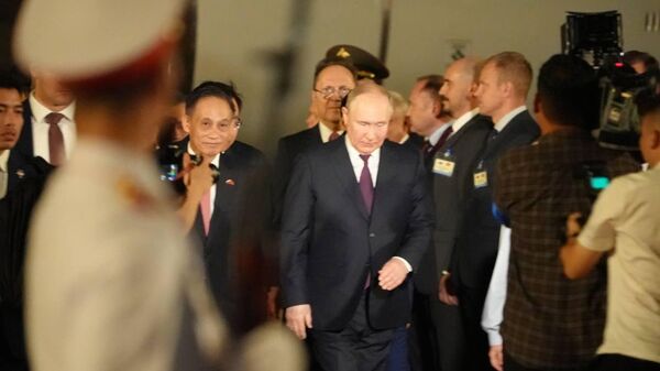 Tổng thống Nga Vladimir Putin đến Việt Nam, máy bay của ông hạ cánh ở Hà Nội