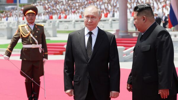 Tổng thống Nga Vladimir Putin và Chủ tịch Bộ Ngoại giao Cộng hòa Dân chủ Nhân dân Triều Tiên Kim Jong-un trong bức ảnh chung ở Bình Nhưỡng - Sputnik Việt Nam