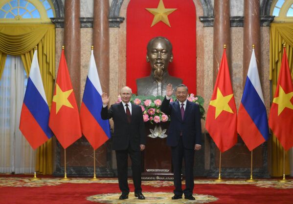 Ngày 20/6/2024. Tổng thống Nga Vladimir Putin và Chủ tịch nước Cộng hòa xã hội chủ nghĩa Việt Nam Tô Lâm (phải) chụp ảnh chung tại Phủ Chủ tịch, Hà Nội - Sputnik Việt Nam