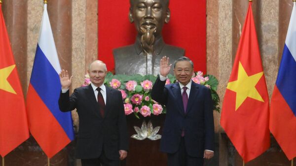 Tiếp đón nồng nhiệt Tổng thống Nga Vladimir Putin tại Hà Nội