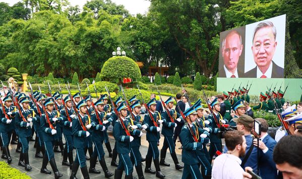Ngày 20/6/2024. Lễ gặp chính thức giữa Tổng thống Nga Vladimir Putin và Chủ tịch nước Cộng hòa xã hội chủ nghĩa Việt Nam Tô Lâm tại quảng trường gần Phủ Chủ tịch ở Hà Nội - Sputnik Việt Nam