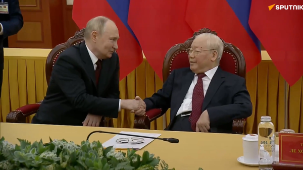 Tổng thống Vladimir Putin đã có cuộc trò chuyện nồng nhiệt với Tổng Bí thư Ban Chấp hành Trung ương Đảng Cộng sản Việt Nam Nguyễn Phú Trọng - Sputnik Việt Nam