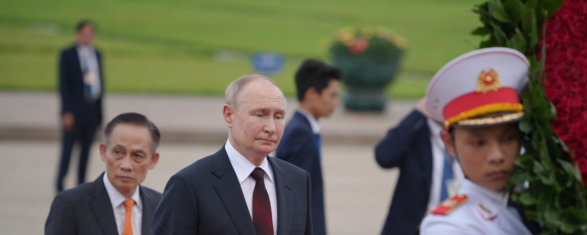 Tổng thống Liên bang Nga Vladimir Putin là đặt vòng hoa tại viếng Lăng Chủ tịch Hồ Chí Minh - Sputnik Việt Nam, 1920, 20.06.2024