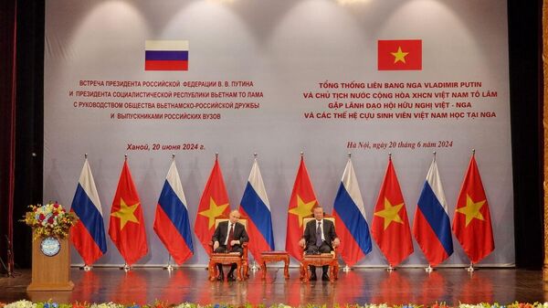 Tổng thống Vladimir Putin gặp gỡ lãnh đạo lãnh đạo Hội hữu nghị Việt Nam và các thế hệ cựu sinh viên Việt Nam từng du học tại Nga - Sputnik Việt Nam
