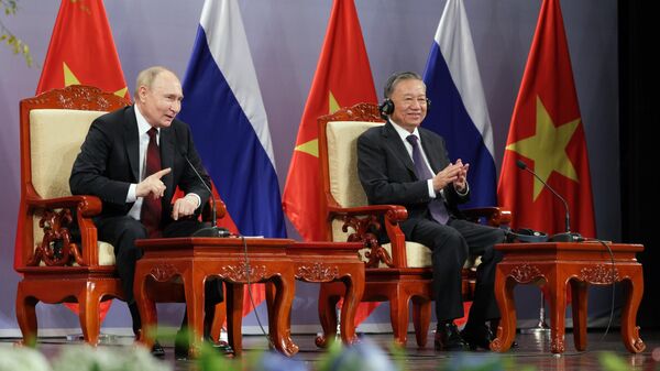 Ông Putin nói trong cuộc gặp các cựu sinh viên tốt nghiệp Liên Xô và các trường đại học Nga cùng với đồng nghiệp Việt Nam Tô Lâm tại Hà Nội - Sputnik Việt Nam