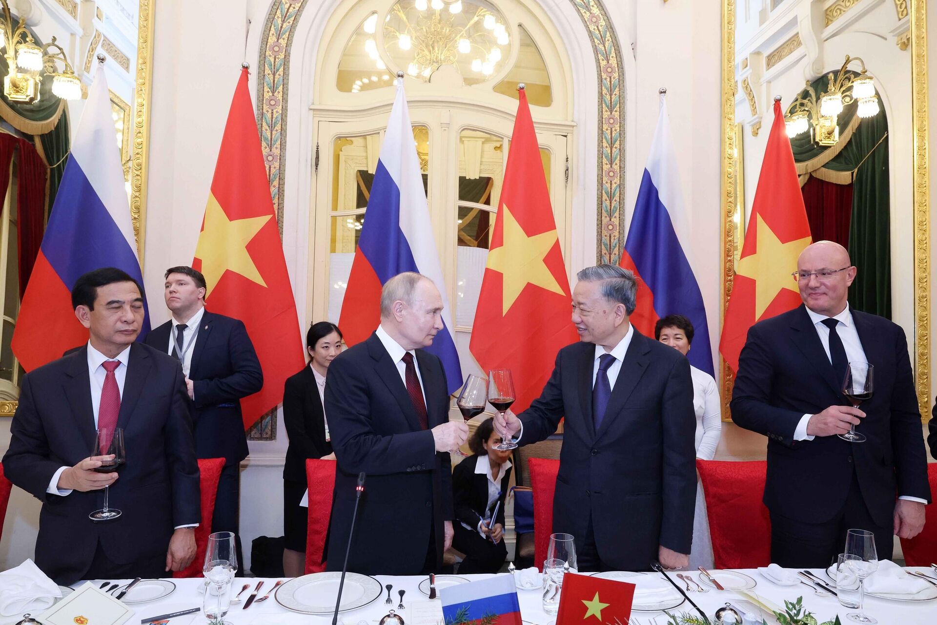 Chủ tịch nước Tô Lâm chủ trì Tiệc chiêu đãi Tổng thống LB Nga Vladimir Putin  - Sputnik Việt Nam, 1920, 20.06.2024