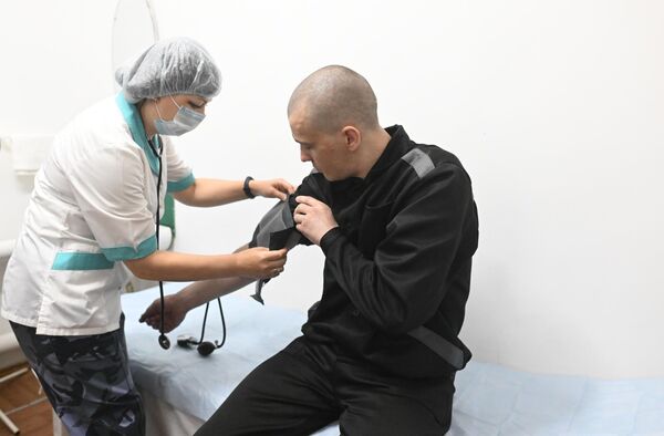 Một bác sĩ khám cho một tù nhân Ukraina trong cơ sở cải huấn của Nga - Sputnik Việt Nam