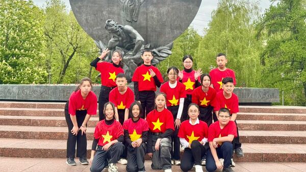 Học sinh Tiếng Việt vui viếng Tượng Chủ tịch Hồ Chí Minh tại Quảng trường Hồ Chí Minh  - Sputnik Việt Nam