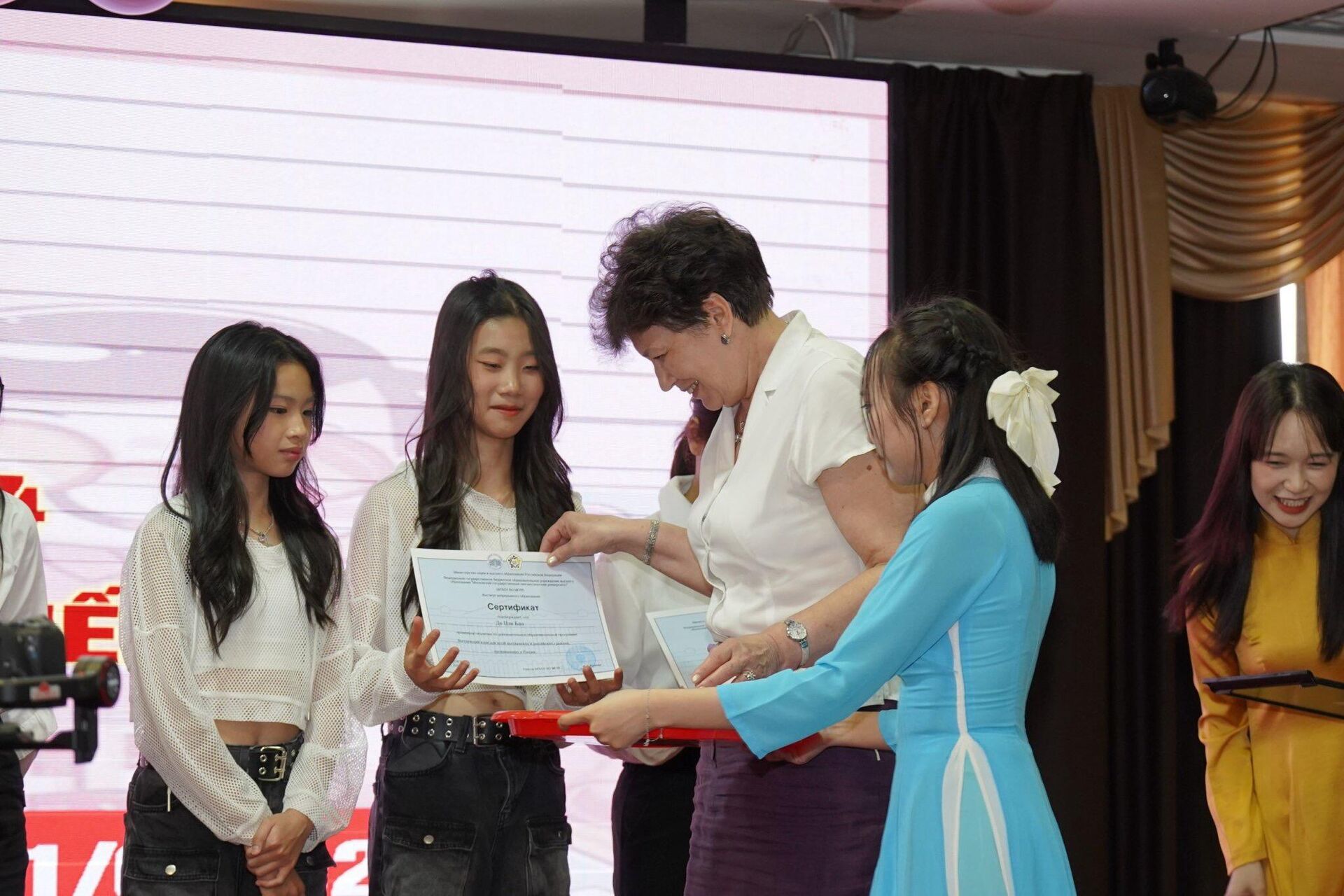 Học sinh Tiếng Việt vui nhận giấy chứng nhận của Trường ĐH Ngôn ngữ Quốc gia Moskva  - Sputnik Việt Nam, 1920, 25.06.2024