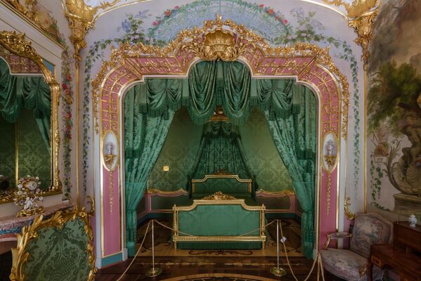 Phòng ngủ dành cho hoàng tử màu xanh sáng của Cung điện Trung Hoa ở Công viên Oranienbaum thuộc Khu bảo tồn-Bảo tàng Quốc gia Peterhof ở St. Petersburg - Sputnik Việt Nam