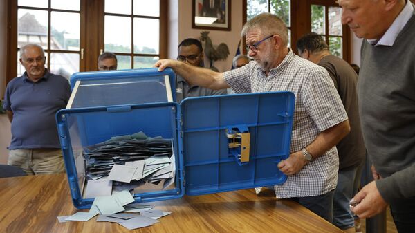 Kiểm phiếu tại một điểm bỏ phiếu ở Soults-les-Bains trong vòng bầu cử quốc hội đầu tiên ở Pháp - Sputnik Việt Nam