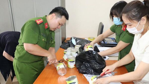 Cơ quan chức năng kiểm tra số tang vật thu giữ - Sputnik Việt Nam