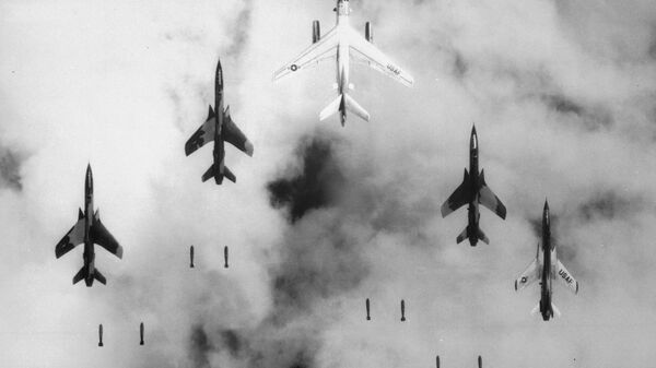 Пилоты F-105 Thunderchief ВВС бомбят военную цель сквозь низкие облака над южной частью Северного Вьетнама. 14 июня 1966 года - Sputnik Việt Nam