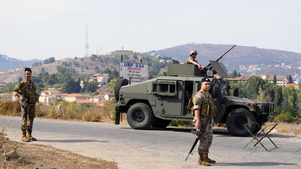 Члены ливанской армии патрулируют на ливанской стороне ливано-израильской границы в южной деревне Кфар-Кила - Sputnik Việt Nam