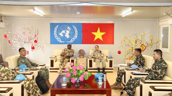 Đoàn công tác Phái bộ UNISFA làm việc với Ban chỉ huy Đội Công binh Việt Nam.  - Sputnik Việt Nam