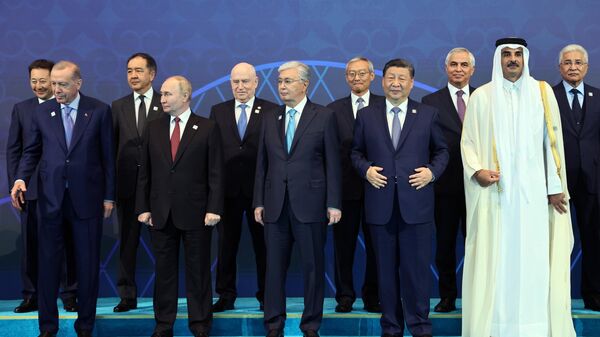 Tổng thống Vladimir Putin tới Kazakhstan tham dự hội nghị thượng đỉnh SCO. Ngày thứ hai - Sputnik Việt Nam