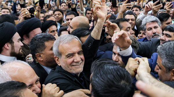Tổng thống mới đắc cử của Iran Masoud Pezeshkian được bao quanh bởi những người ủng hộ ở Tehran, Iran - Sputnik Việt Nam