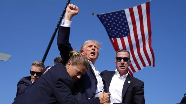Donald Trump sau vụ ám sát tại cuộc vận động tranh cử ở Butler, Mỹ - Sputnik Việt Nam