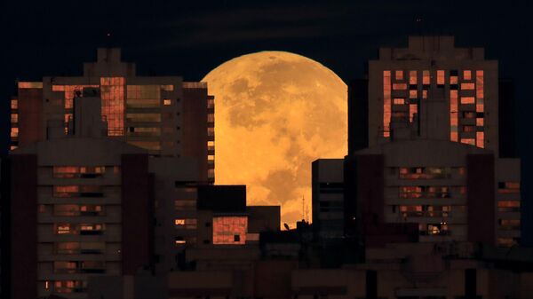 Луна в начале полного лунного затмения в Бразилии - Sputnik Việt Nam