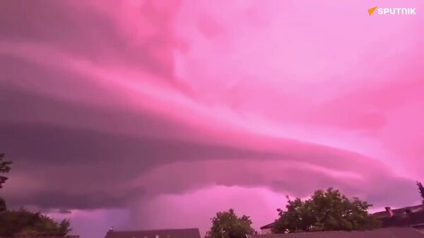 Đoạn video ghi lại màu sắc đáng kinh ngạc của mây bão ở Ba Lan gây sốt trên mạng xã hội - Sputnik Việt Nam
