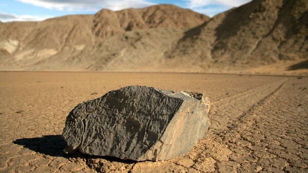 Di chuyển đá tại Racetrack Playa ở Thung lũng chết, Mỹ - Sputnik Việt Nam