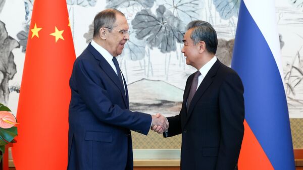Ngoại trưởng Nga Sergei Lavrov và Vương Nghị, Chánh văn phòng Ủy ban Đối ngoại Trung ương Đảng Cộng sản Trung Quốc - Sputnik Việt Nam