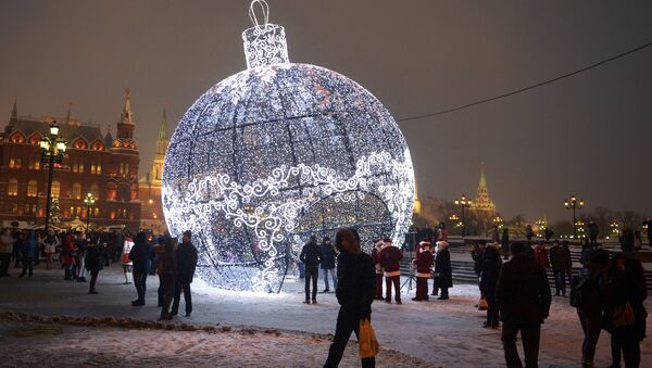 Quả cầu Giáng sinh cao 17 mét trên Quảng trường Manezh ở Moskva - Sputnik Việt Nam