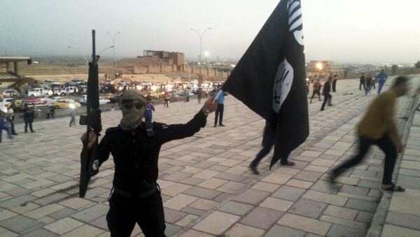 Боевик Исламского государства с флагом ДАИШ в иракском городе Мосуле - Sputnik Việt Nam