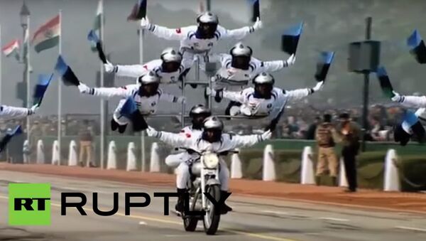 Lính biên phòng Ấn Độ diễn pha mạo hiểm trên mô tô - Sputnik Việt Nam