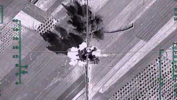 Không quân Nga tiêu diệt kho chứa dầu của IS. - Sputnik Việt Nam