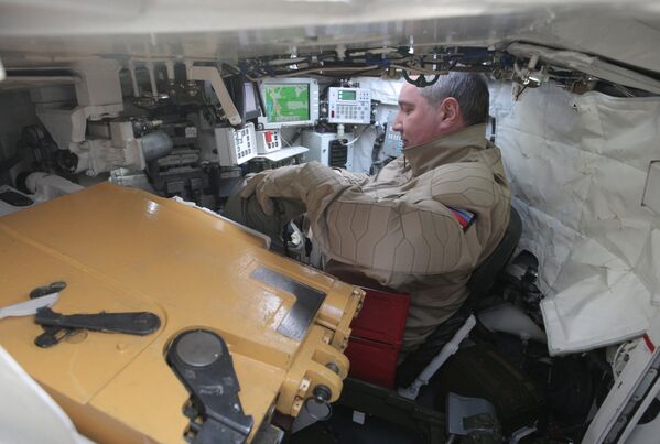 Phó Thủ tướng Nga Dmitry Rogozin trên xe tăng T-90 - Sputnik Việt Nam