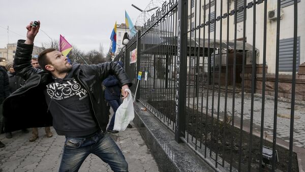 Người biểu tình trước Đại sứ quán LB Nga ở Kiev - Sputnik Việt Nam