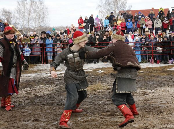 Vui chơi trong lễ Maslenitsa ở thành phố Suzdal - Sputnik Việt Nam