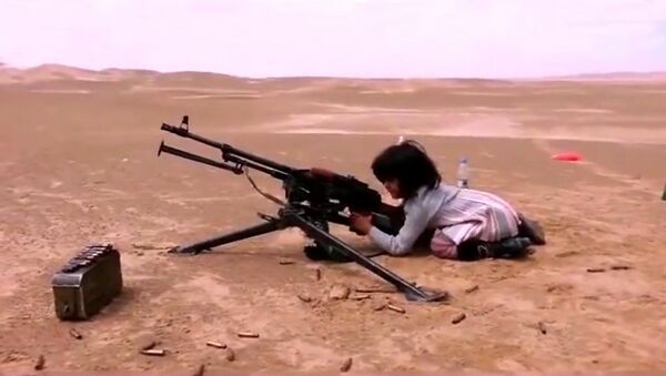 Các bé gái Yemen học cách bắn súng máy - Sputnik Việt Nam