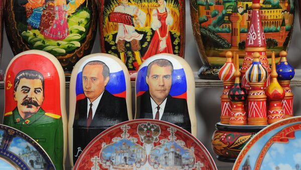 Búp bê gỗ Matryoshka  với chân dung của ông Putin và ông Medvedev - Sputnik Việt Nam