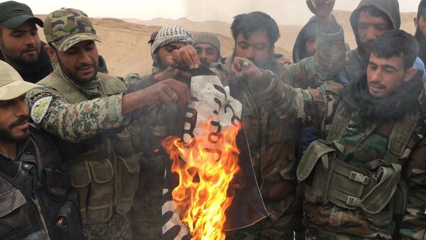 Quân nhân Syria và dân quân đã đốt là cờ màu đen của IS - Sputnik Việt Nam