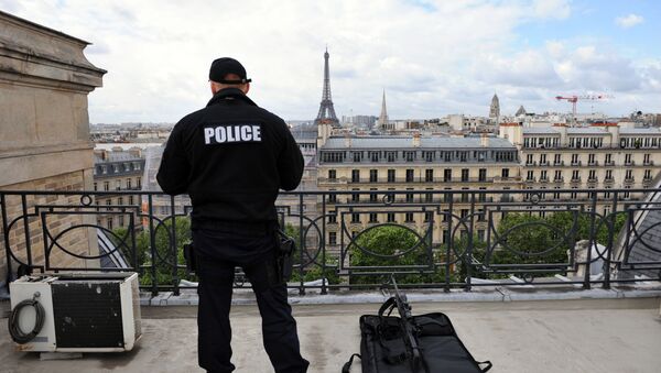 Cảnh sát bắn tỉa trên mái nhà Paris - Sputnik Việt Nam