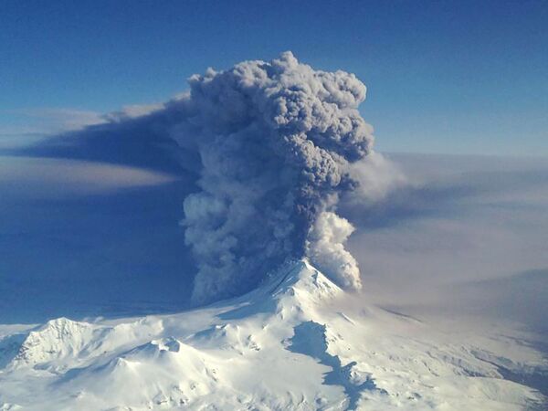 Núi lửa Pavlov phun trào trên quần đảo Aleutian - Sputnik Việt Nam