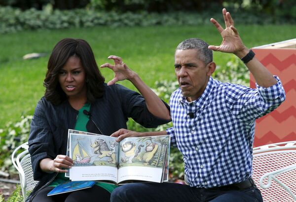 Tổng thống Hoa Kỳ  Barack Obama và phu nhân Michelle trong lúc đọc  cuốn sách Ở nơi sống của quái vật”  tại Washington, DC - Sputnik Việt Nam