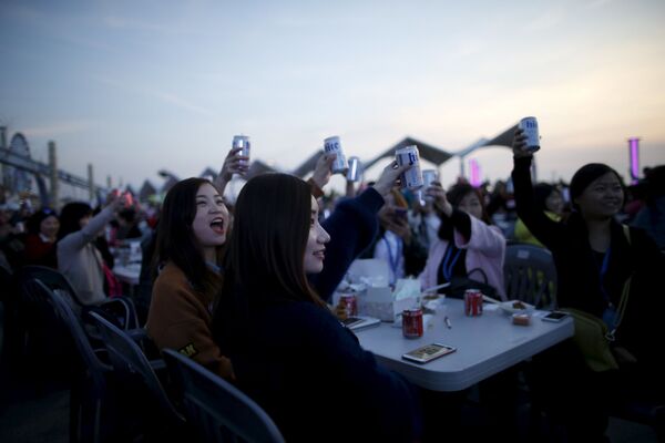 Các du khách Trung Quốc trong bữa tiệc ở thành phố Incheon, Hàn Quốc - Sputnik Việt Nam