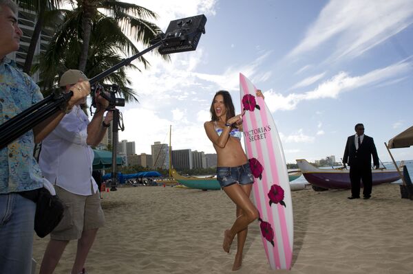 Siêu mẫu Alessandra Ambrosio trên bãi biển với ván trượt gắn biểu tượng của Victoria’s  Secret - Sputnik Việt Nam