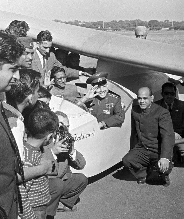 Yuri Gagarin thăm các VDV tàu lượn Delhi, tháng 11 năm 1961. - Sputnik Việt Nam